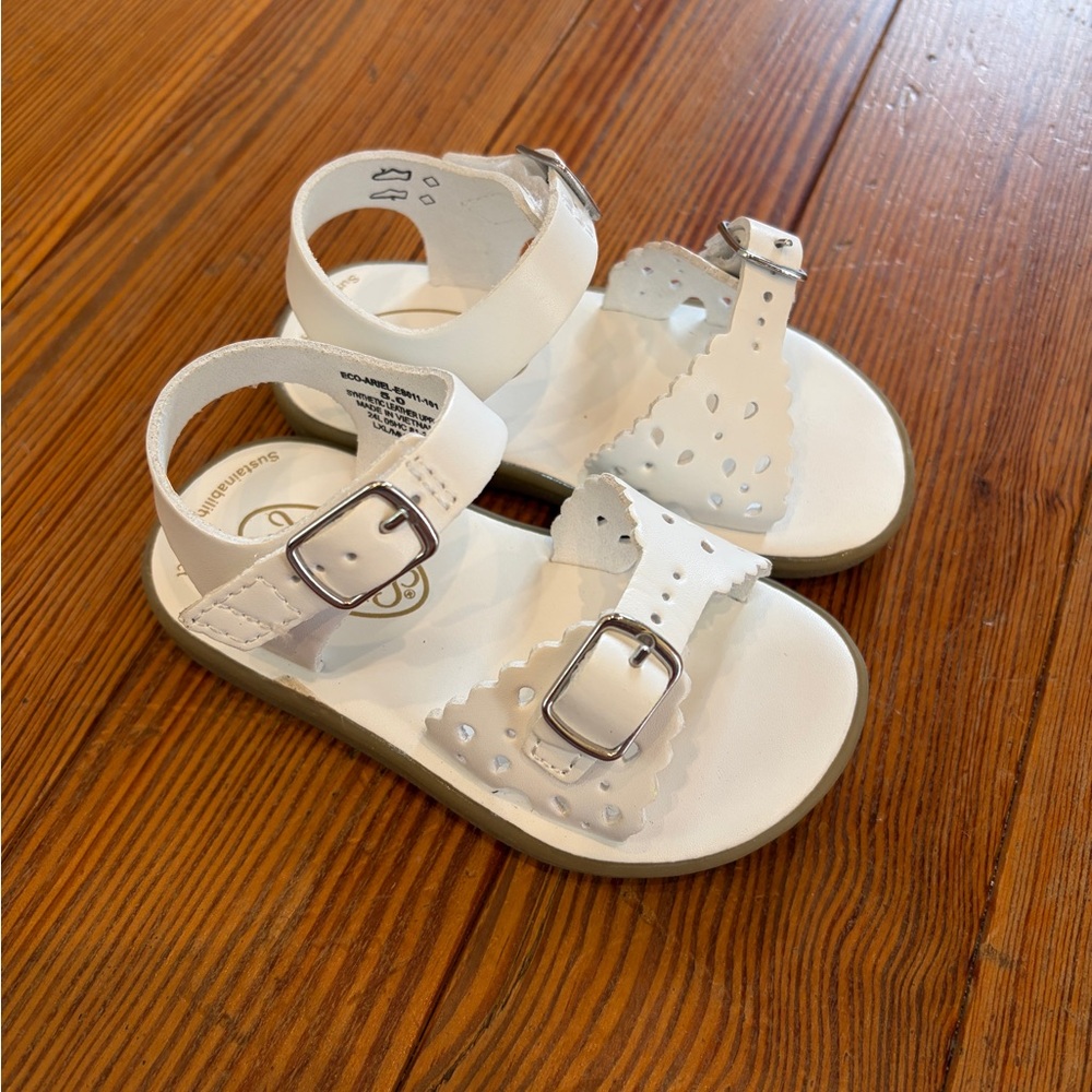 LIKE NEW FootMates White Girls' Ariel Sandals with Scalloped Straps, Size 5
